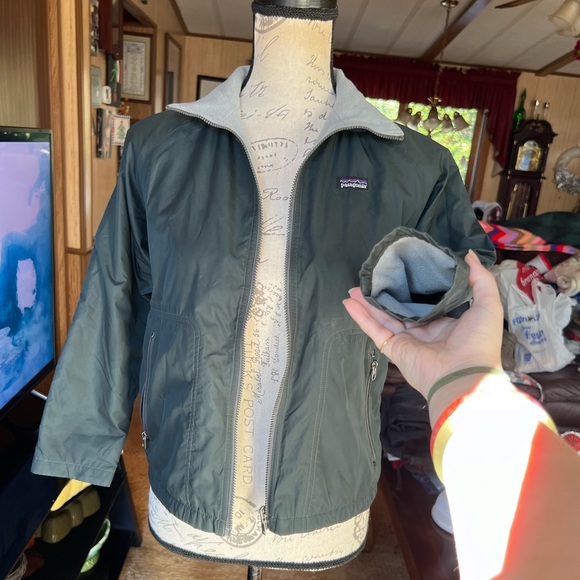 Kids Patagonia fleece lined bomber jacket green size Medium. - Picture 16 of 16